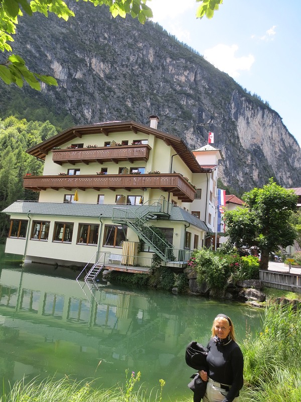 Hotel na pilotech u jezera Tristachsee kousek od Lienze