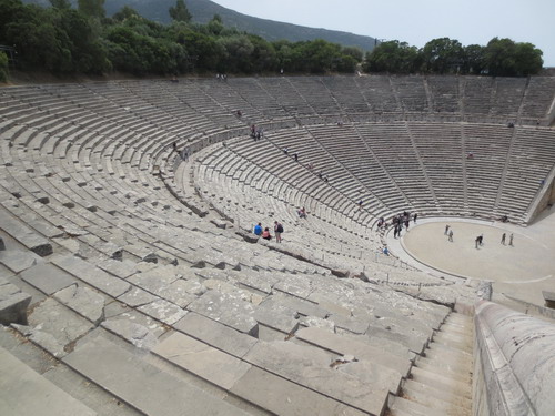 Epidaurus - divadlo, pronesl jsem básničku a byl jsem ohromen akustikou i potleskem