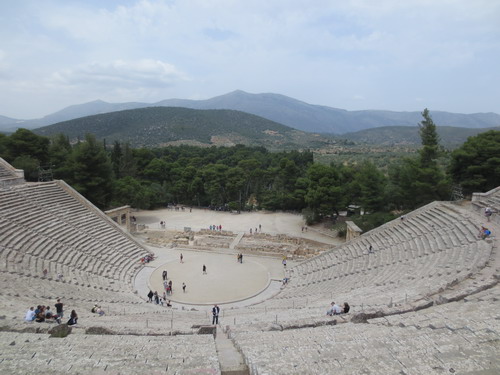 Divadlo pro 14 tis. lidí v Epidauru. Nádhera, neuvěřitelná akustika
