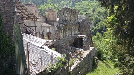 Dionýsův klášter v horách, zdevastovaný Němci za II.SV.jpg