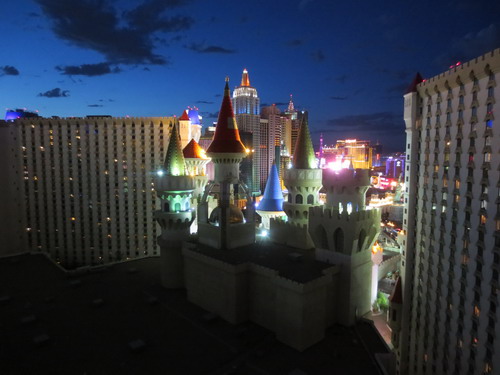 Pohled z hotelu Excalibur v Las Vegas v noci