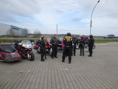 Vlevo goldwing se sajdkou