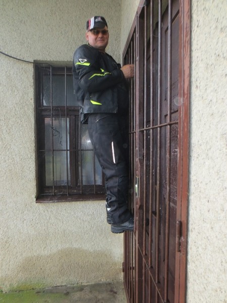 schovaní před bouřkou