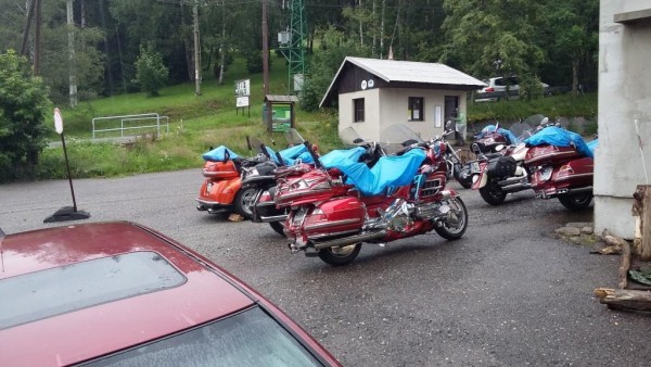 Zaparkováno a jdeme na pozdní oběd...těsně před lijákem.