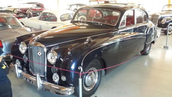 ...a tenhle JAGUAR je na prodej, tak vysypejte prasátka......49000,-EUR