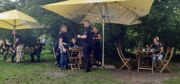 čekání na prohlídku zámku Raduň.jpg