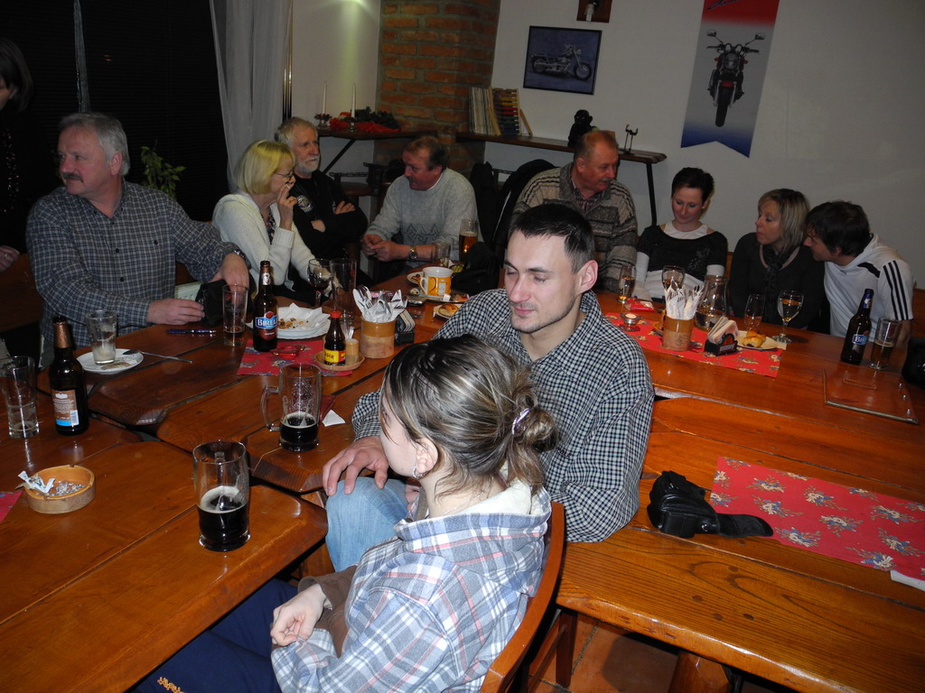 Zleva: Jarda s Lidou, Růža, Rosťa, Harsst, Honza, Dáša, Helena, Dalibor, v popředí mladý pár - doplním jména