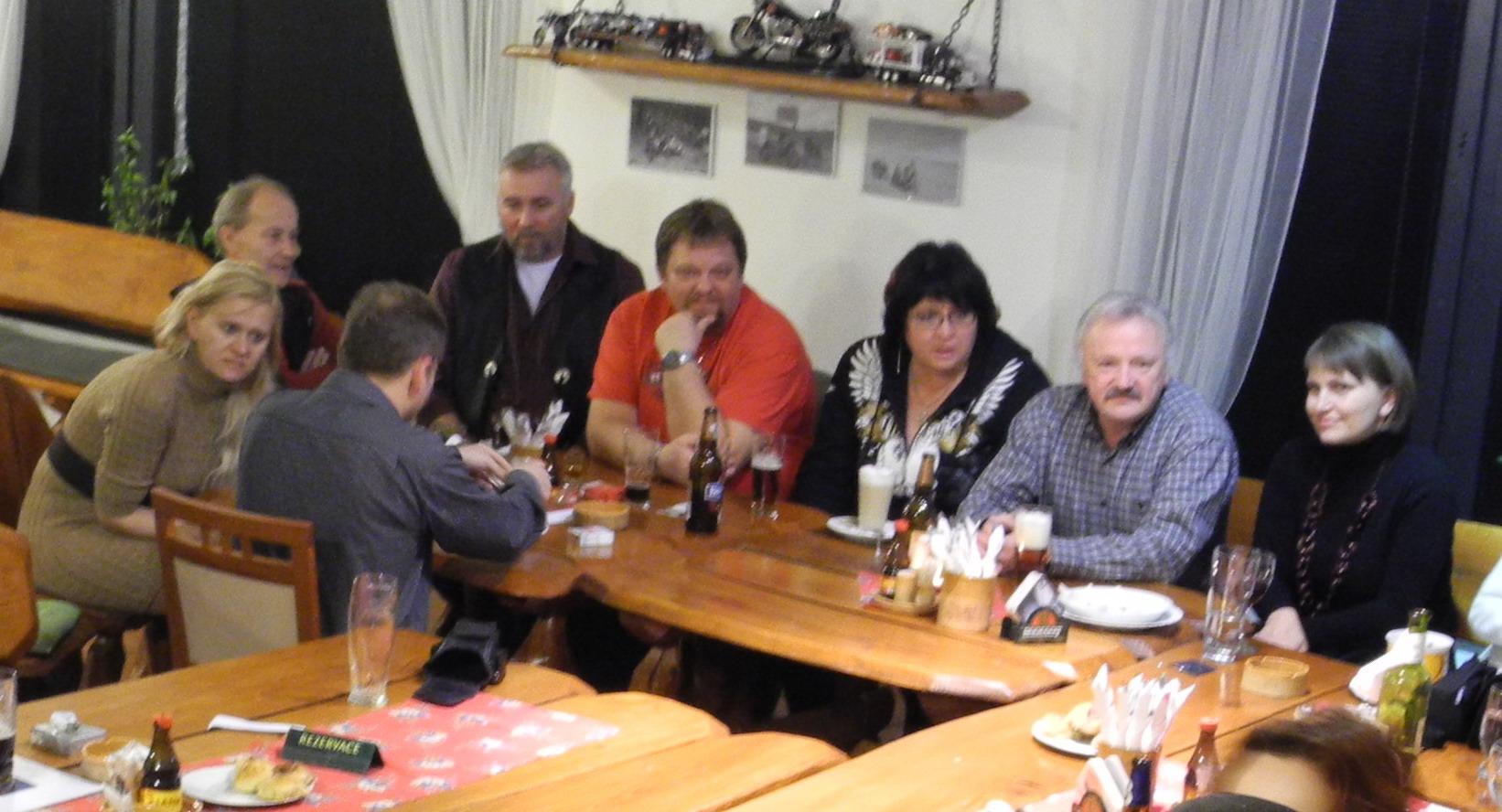 Zprava: Lída, Jarda, Dana, Láďa, Mirek, otec Jardy, Marta, Jarda